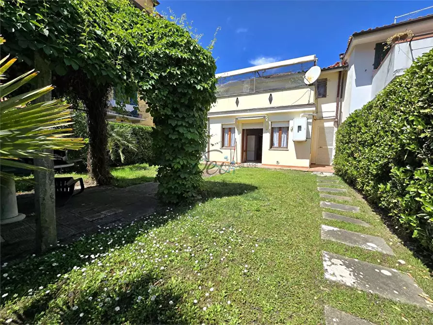 Immagine 21 di Appartamento in vendita  in viale cristoforo colombo a Camaiore