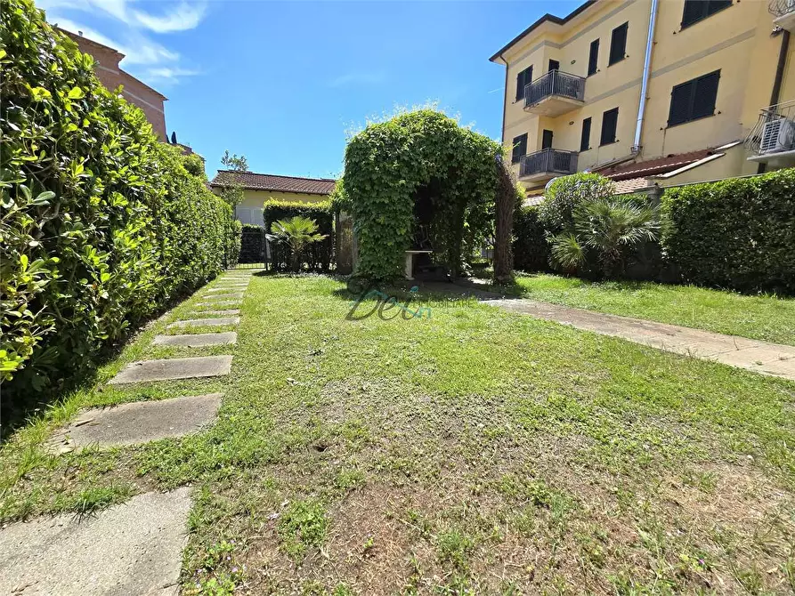Immagine 20 di Appartamento in vendita  in viale cristoforo colombo a Camaiore