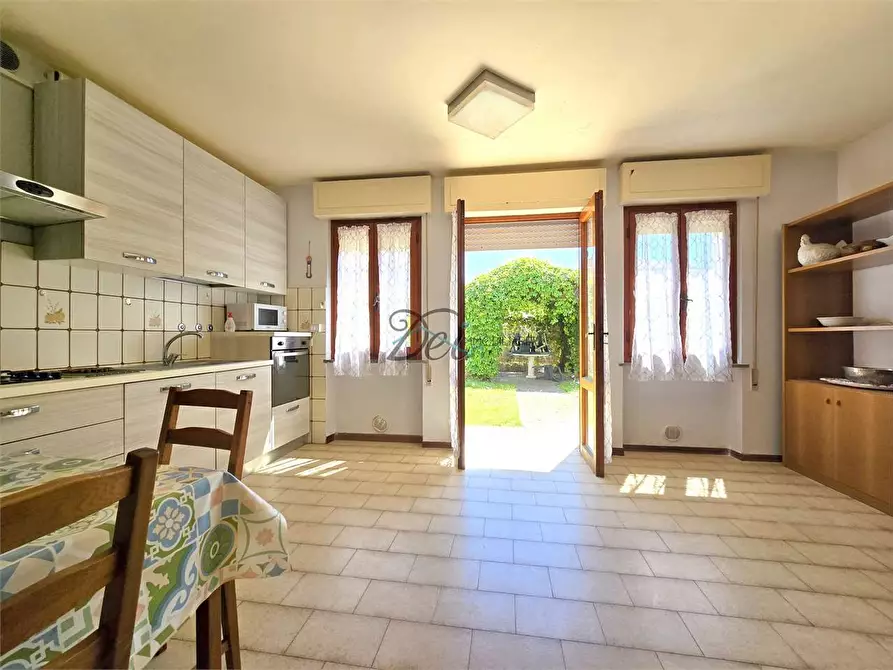 Immagine 5 di Appartamento in vendita  in viale cristoforo colombo a Camaiore