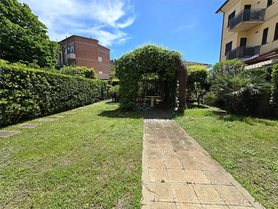 Immagine 1 di Appartamento in vendita  in viale cristoforo colombo a Camaiore