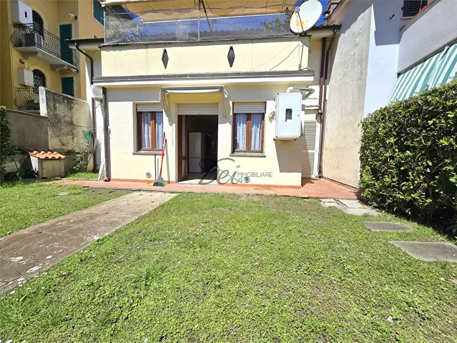 Immagine 23 di Appartamento in vendita  in viale cristoforo colombo a Camaiore