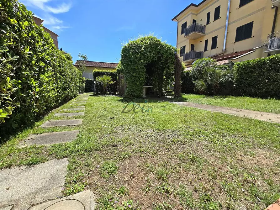 Immagine 24 di Appartamento in vendita  in viale cristoforo colombo a Camaiore