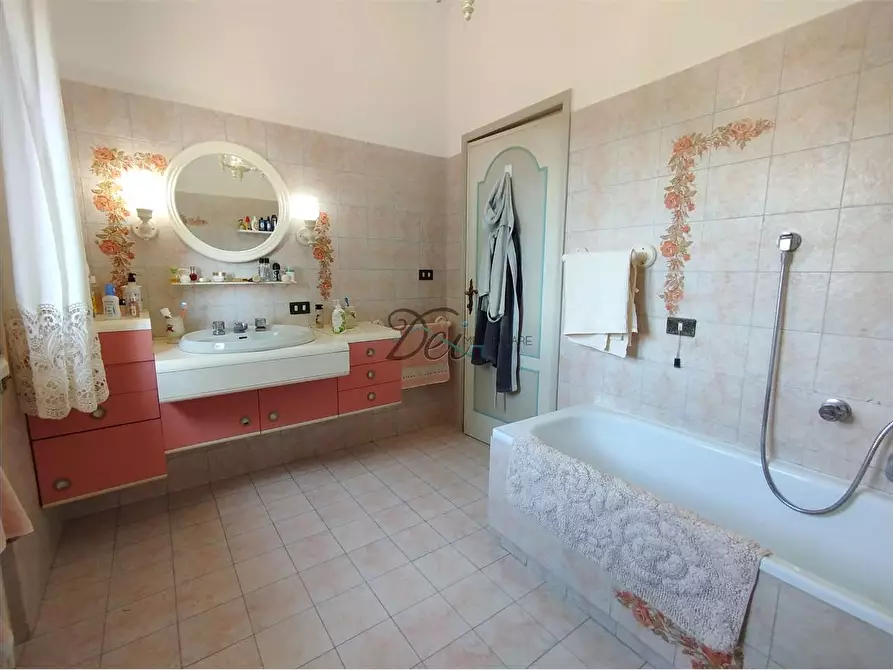 Immagine 37 di Villa in vendita  in via dei maionchi a Capannori