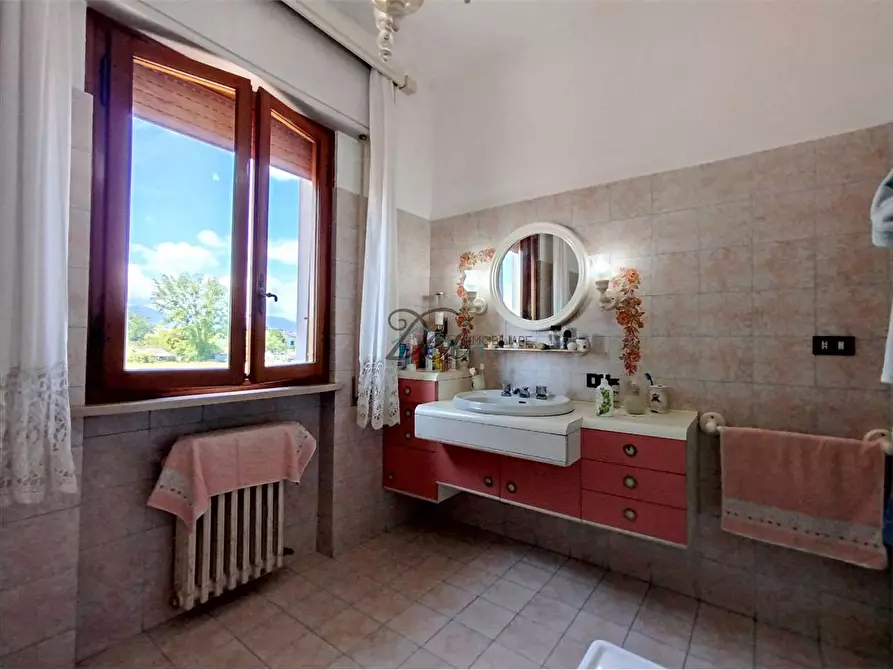 Immagine 35 di Villa in vendita  in via dei maionchi a Capannori