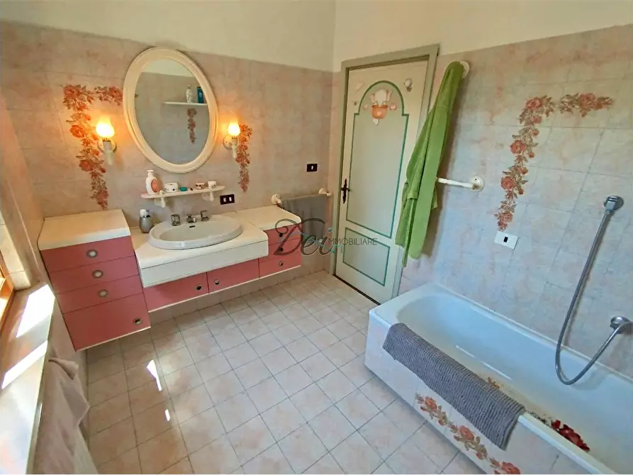 Immagine 39 di Villa in vendita  in via dei maionchi a Capannori