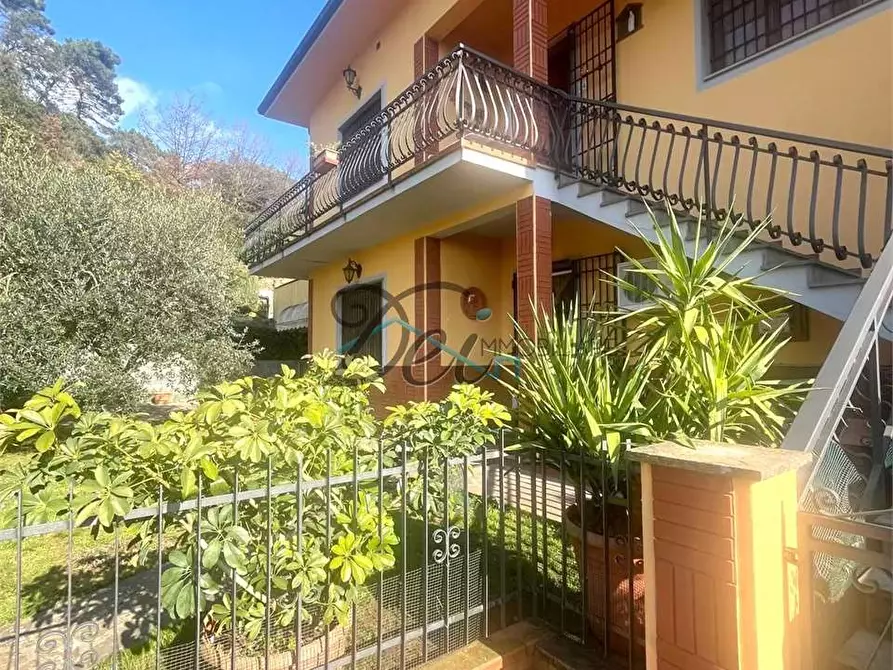 Immagine 1 di Casa bifamiliare in vendita  in Via Per San Martino  a Capannori