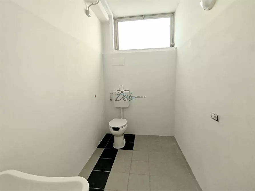 Immagine 9 di Negozio in affitto  in via pesciatina a Capannori