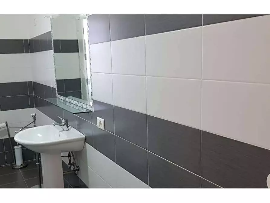 Immagine 10 di Trilocale in affitto  a Siracusa