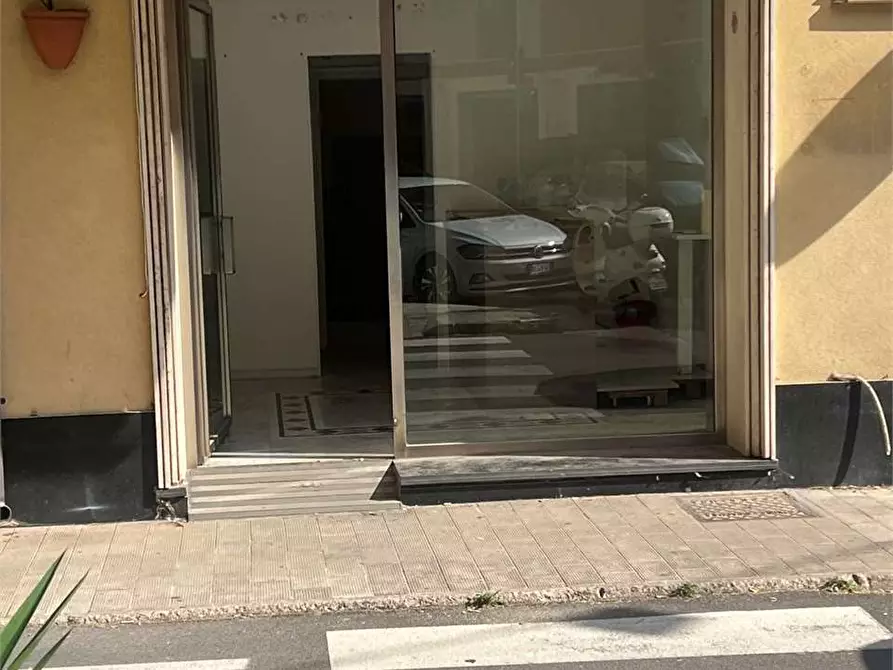 Immagine 2 di Negozio in affitto  in Via del Colle Temenite a Siracusa