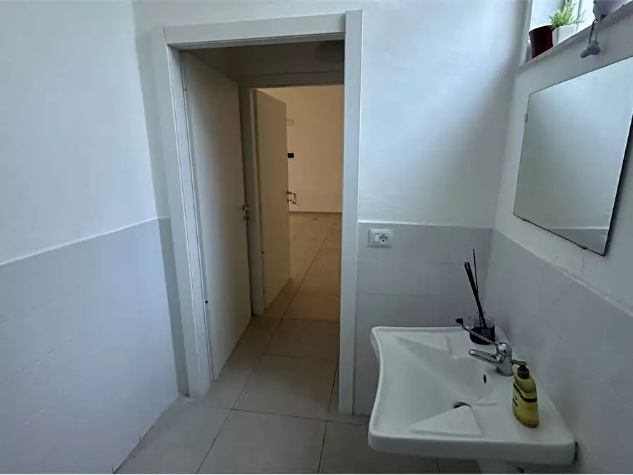 Immagine 13 di Negozio in affitto  in Via scala Greca a Siracusa