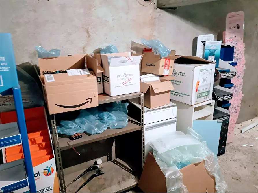 Immagine 35 di Negozio in vendita  in piazza fanfanini a Vogogna