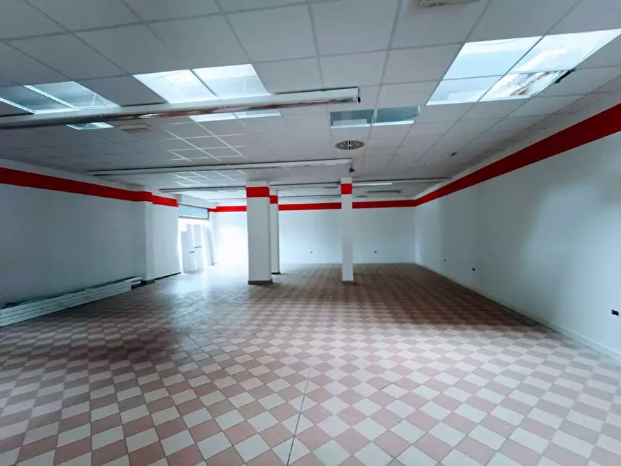 Immagine 3 di Negozio in vendita  in via beltrami a Villadossola