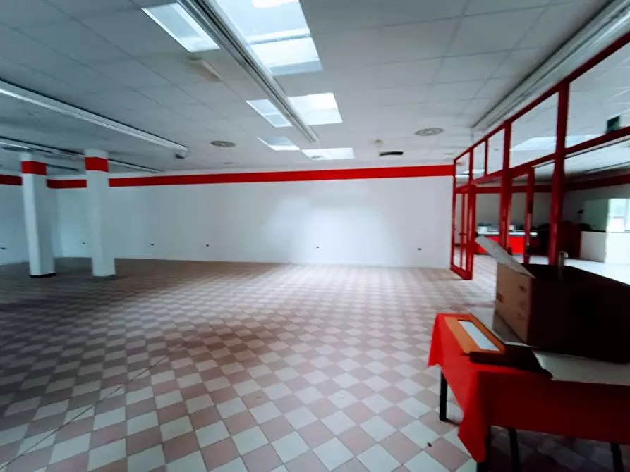 Immagine 17 di Negozio in vendita  in via beltrami a Villadossola