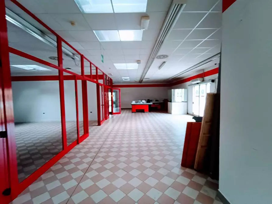 Immagine 16 di Negozio in vendita  in via beltrami a Villadossola