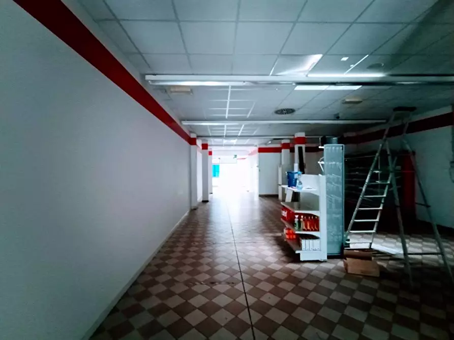 Immagine 21 di Negozio in vendita  in via beltrami a Villadossola