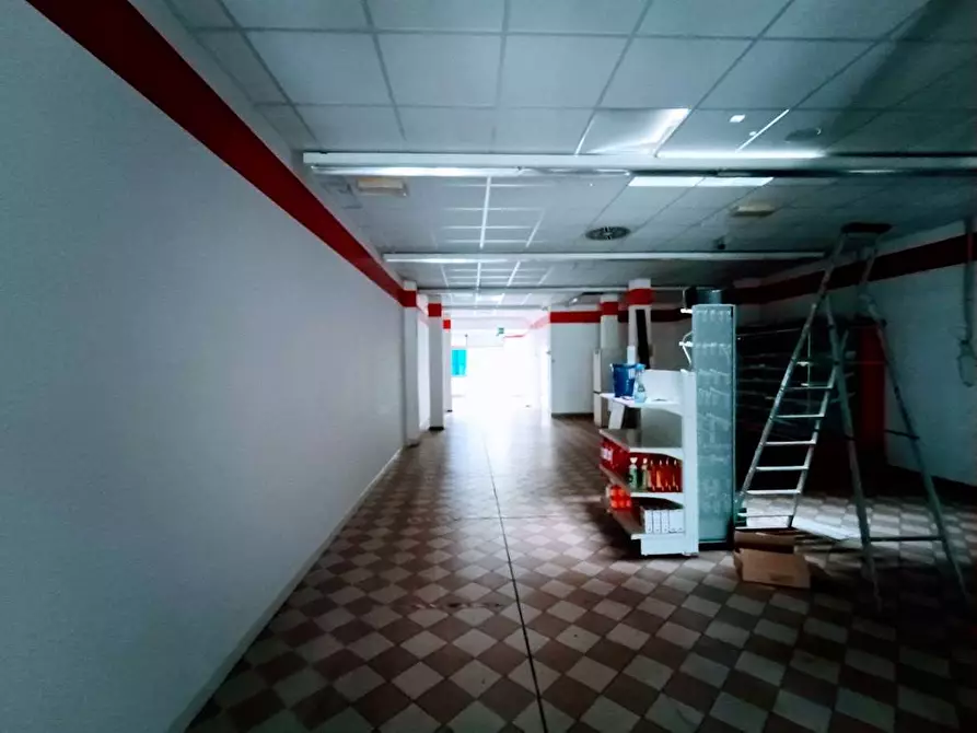 Immagine 15 di Negozio in vendita  in via beltrami a Villadossola