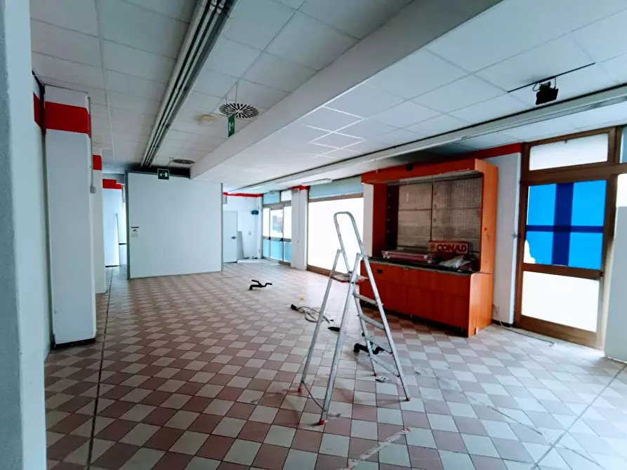 Immagine 14 di Negozio in vendita  in via beltrami a Villadossola