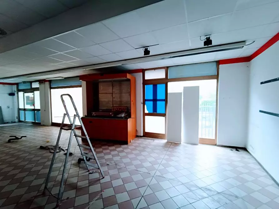 Immagine 11 di Negozio in vendita  in via beltrami a Villadossola