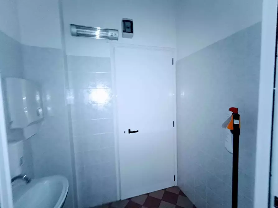 Immagine 28 di Negozio in vendita  in via beltrami a Villadossola