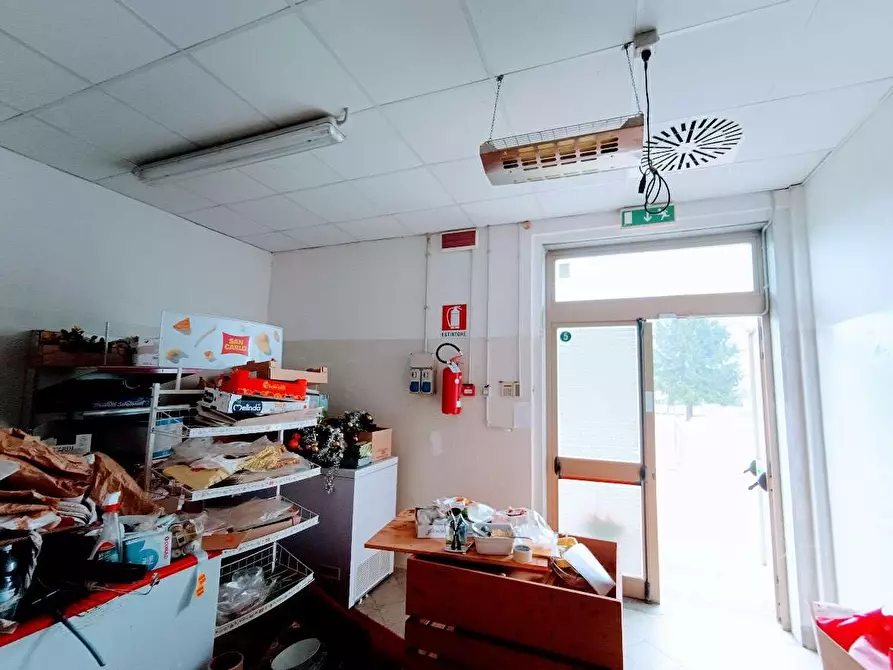 Immagine 31 di Negozio in vendita  in via beltrami a Villadossola