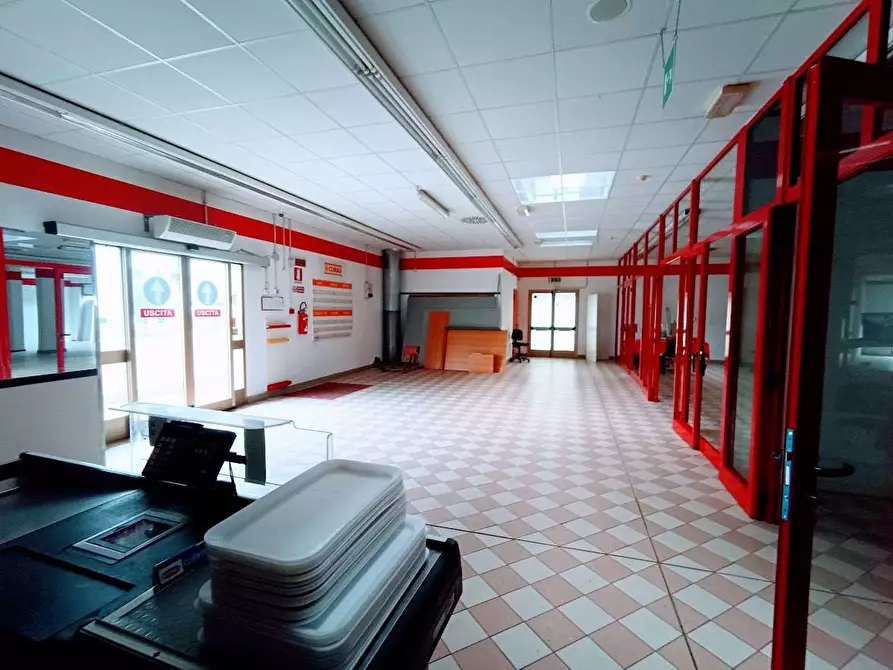 Immagine 1 di Negozio in vendita  in via beltrami a Villadossola