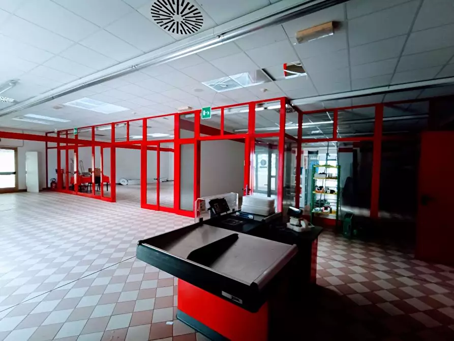 Immagine 24 di Negozio in vendita  in via beltrami a Villadossola