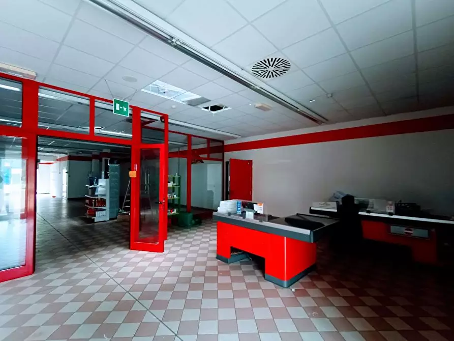 Immagine 25 di Negozio in vendita  in via beltrami a Villadossola