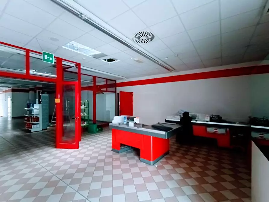 Immagine 26 di Negozio in vendita  in via beltrami a Villadossola