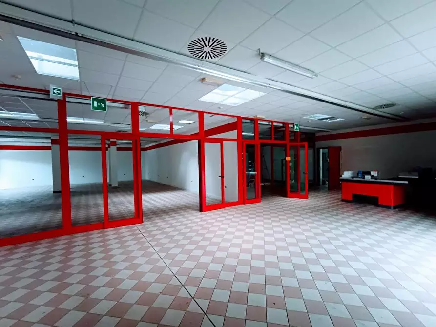 Immagine 2 di Negozio in vendita  in via beltrami a Villadossola