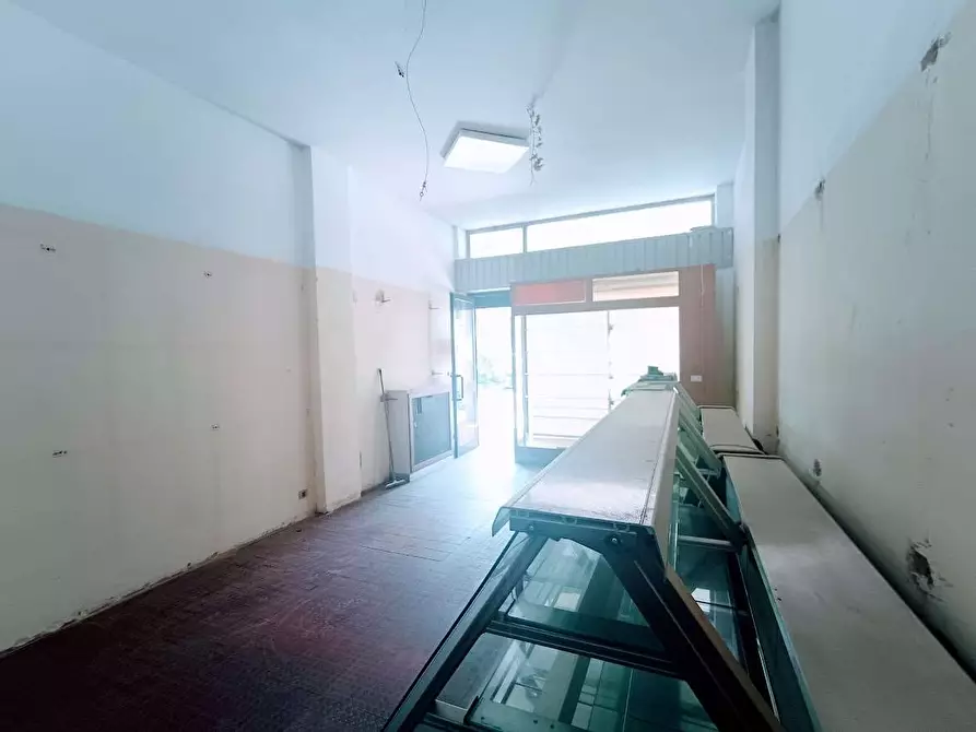 Immagine 11 di Negozio in vendita  in piazza della repubblica  17 a Villadossola