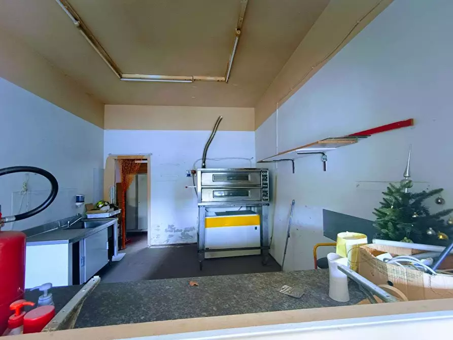 Immagine 21 di Negozio in vendita  in piazza della repubblica  17 a Villadossola