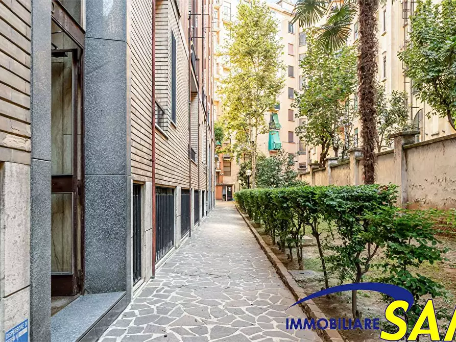 Immagine 24 di Bilocale in vendita  in Viale Lucania 3 a Milano