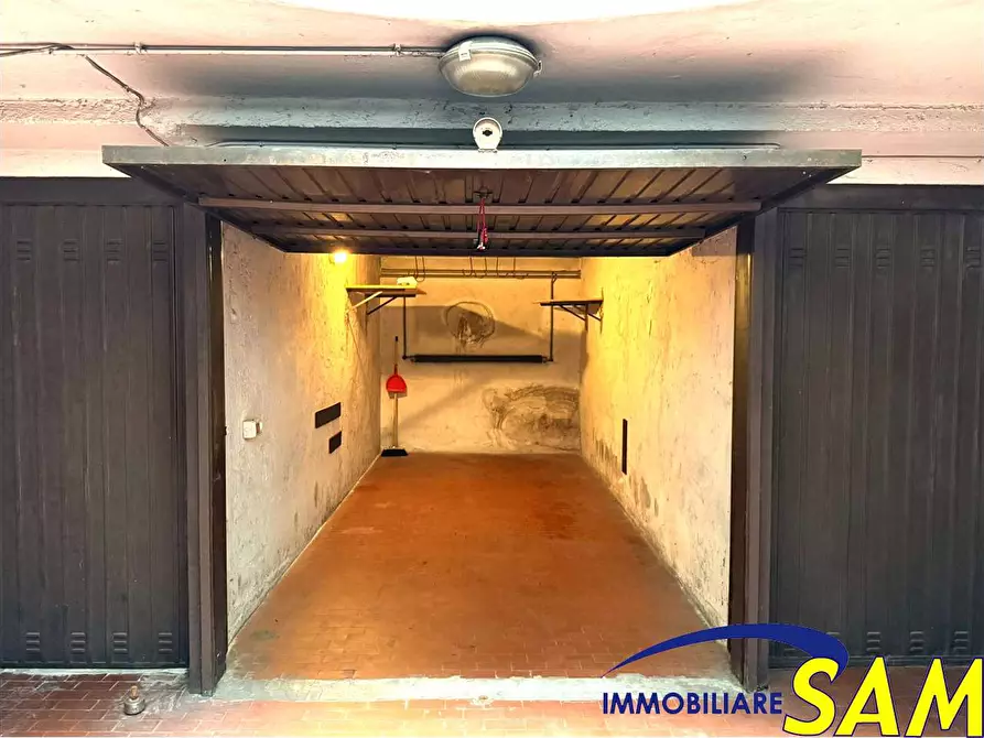 Immagine 1 di Garage in vendita  in Via Maestri Campionesi  29 a Milano