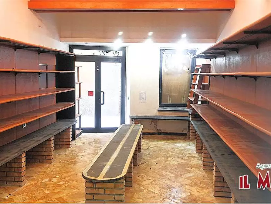 Immagine 1 di Negozio in affitto  in Via Sant'Ambrogio di Voltri a Genova