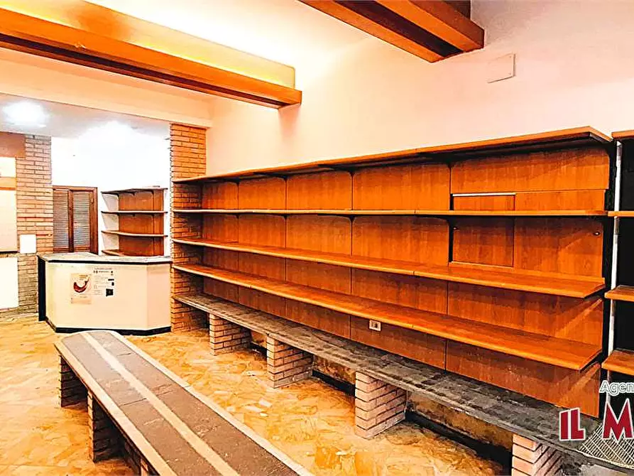 Immagine 3 di Negozio in vendita  in Via Sant'Ambrogio di Voltri a Genova