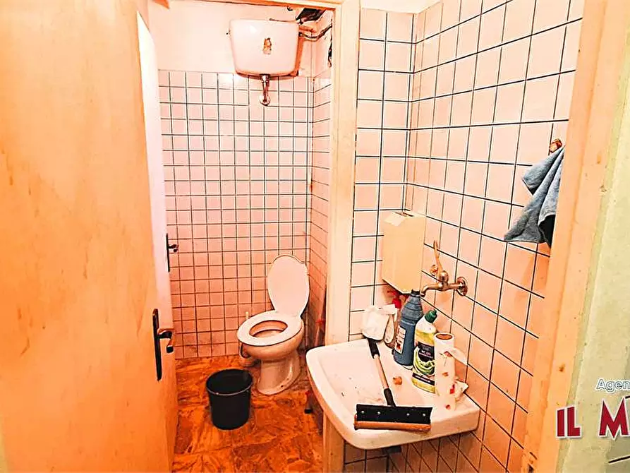 Immagine 9 di Negozio in vendita  in Via Sant'Ambrogio di Voltri a Genova