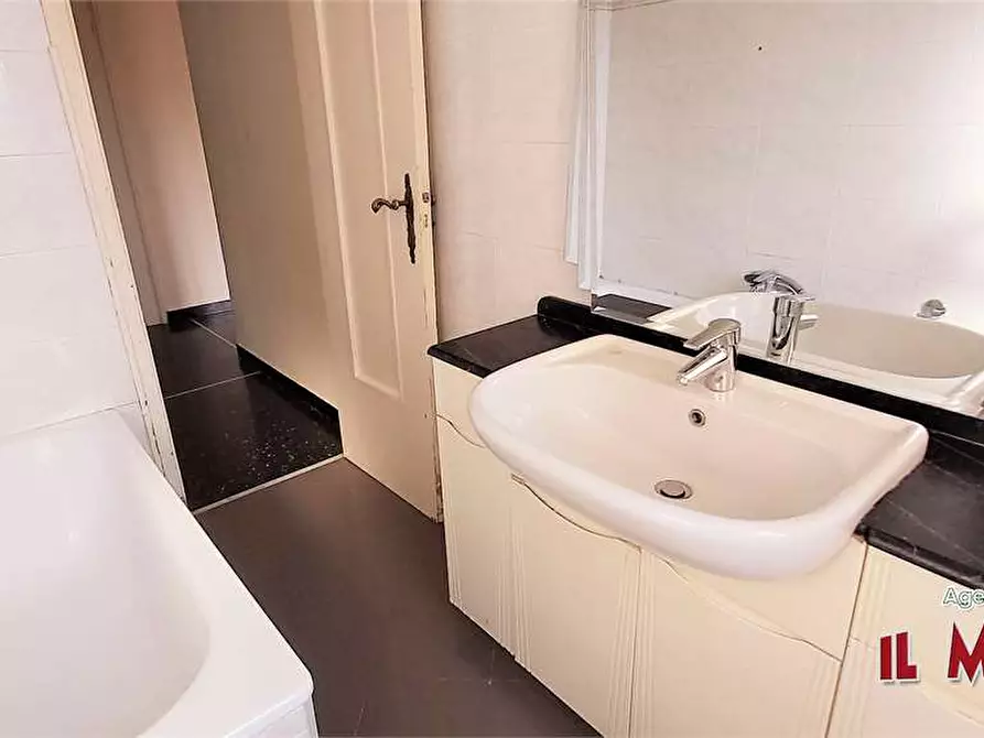 Immagine 17 di Quadrilocale in affitto  in Salita Serra Riccò a Genova