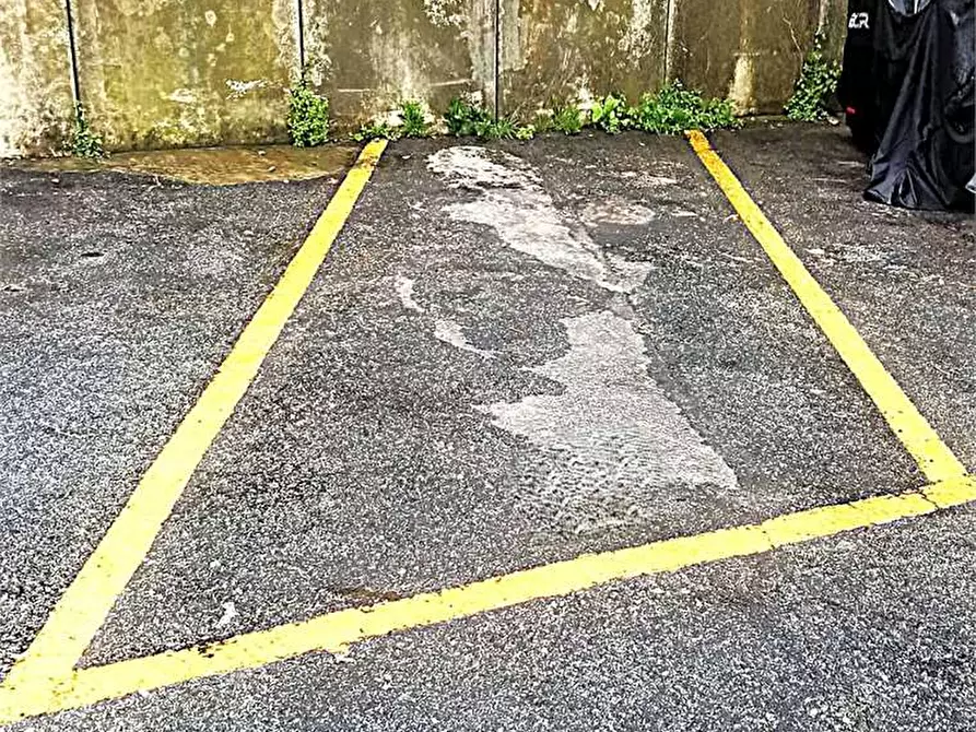Immagine 1 di Posto auto in vendita  a Genova