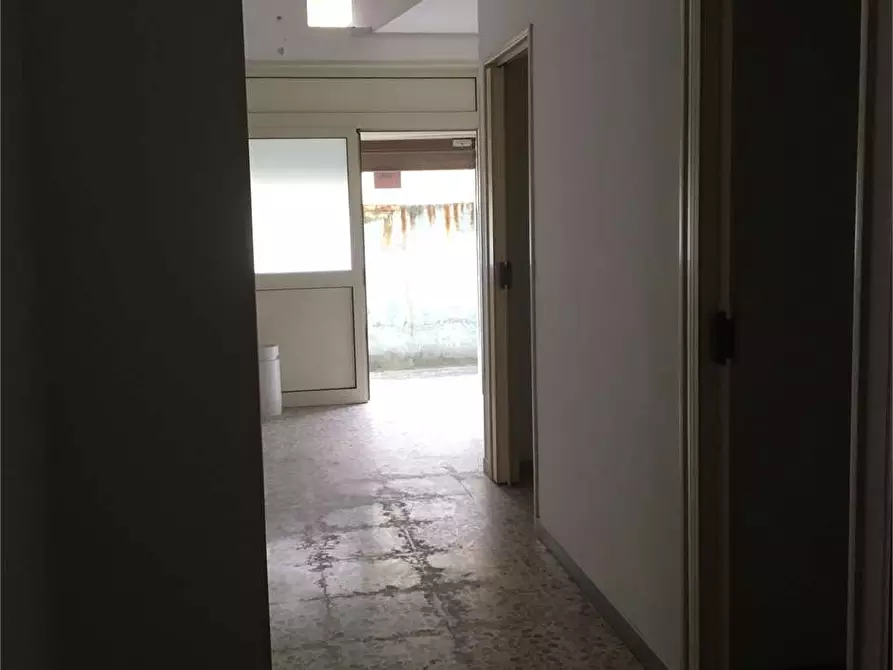 Immagine 4 di Negozio in vendita  a Formia