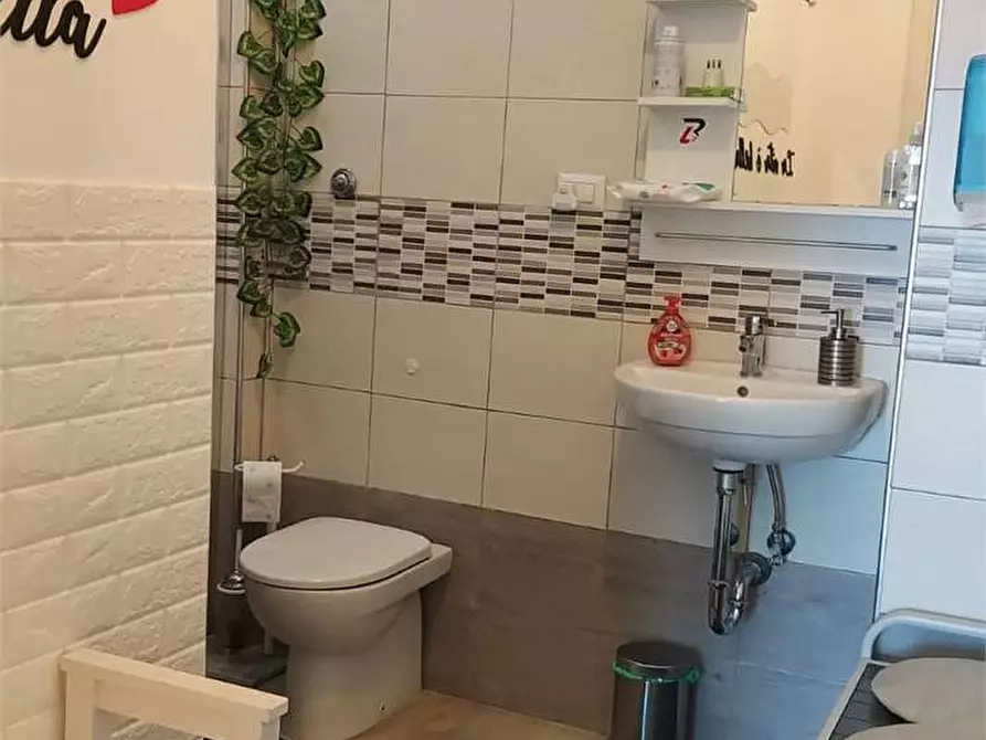 Immagine 2 di Negozio in vendita  a Formia