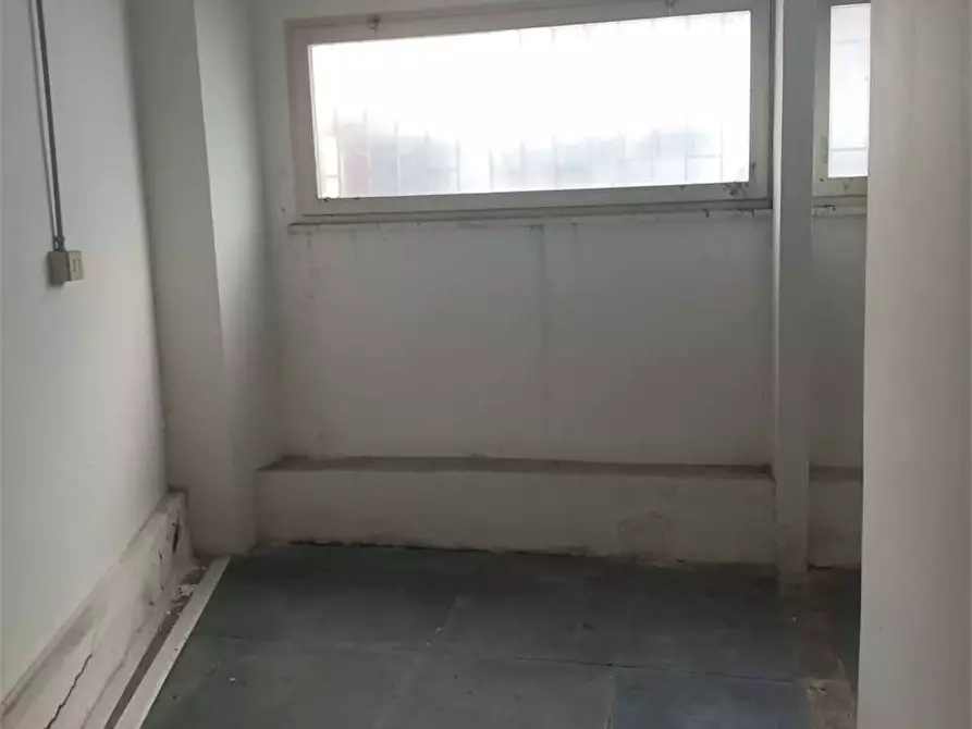 Immagine 6 di Capannone industriale in affitto  a Formia