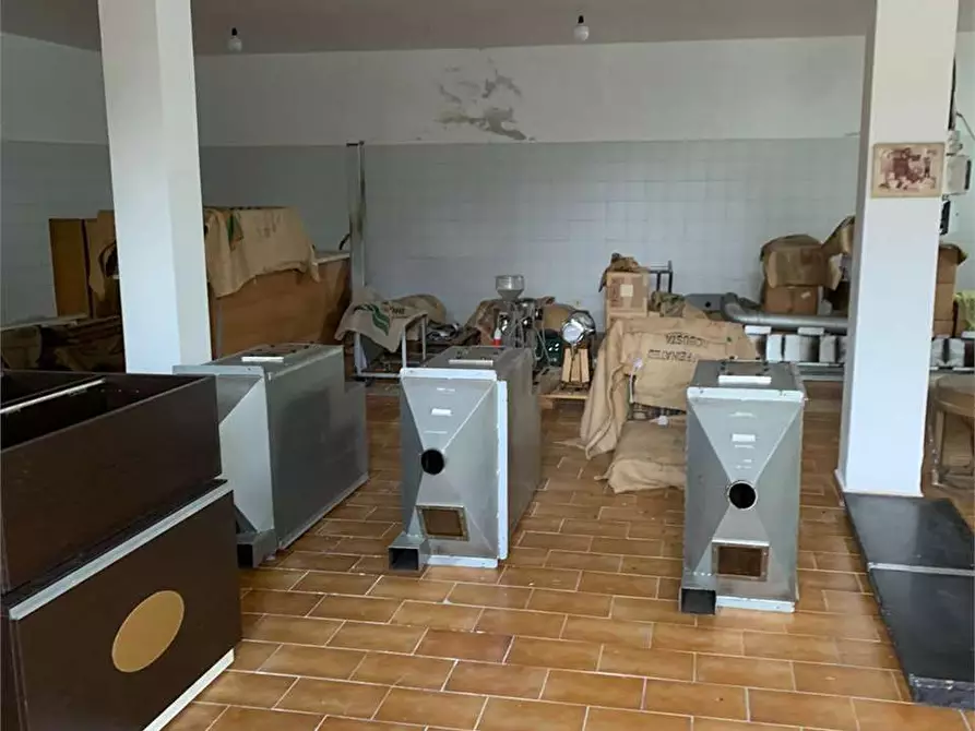 Immagine 11 di Capannone industriale in vendita  a Formia