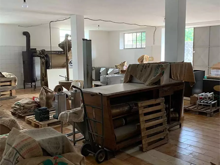 Immagine 10 di Capannone industriale in vendita  a Formia