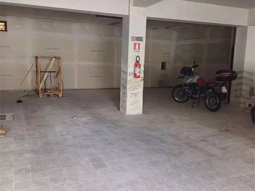 Immagine 2 di Garage in vendita  a Formia