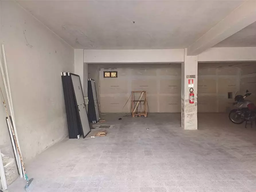 Immagine 9 di Garage in vendita  a Formia