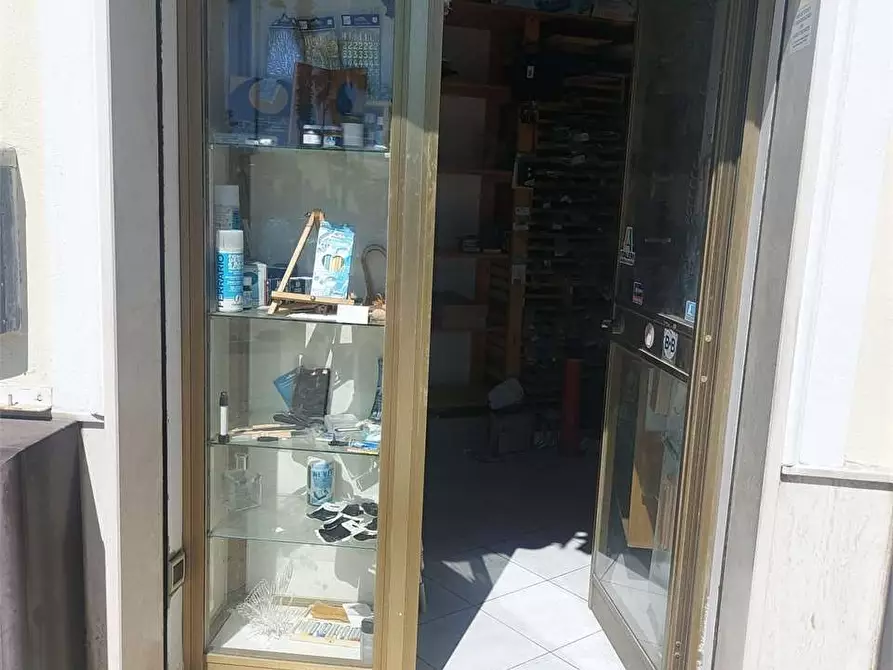 Immagine 1 di Negozio in vendita  a Gaeta