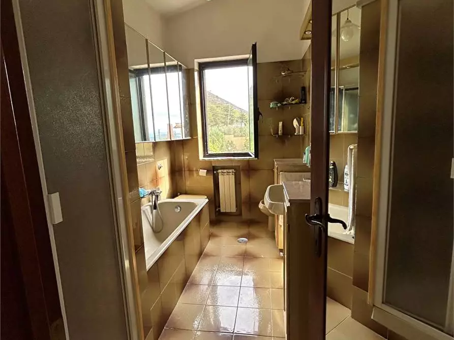 Immagine 17 di Villa in vendita  a Formia