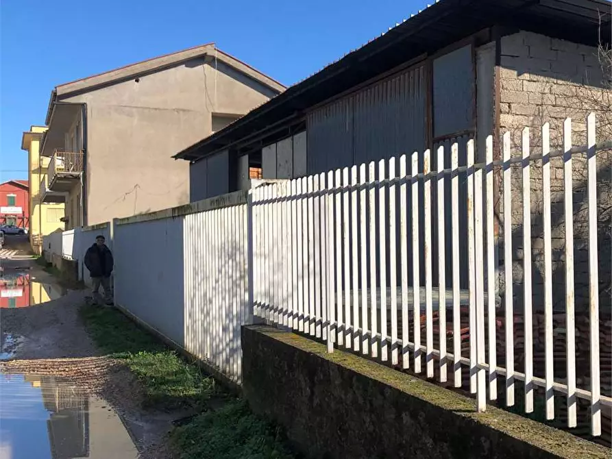 Immagine 30 di Stabile in vendita  a Minturno