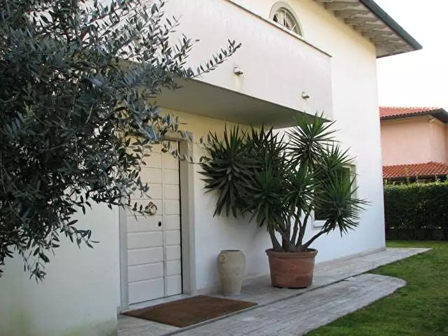 Immagine 1 di Villa in affitto  in Via A.Volta a Forte Dei Marmi