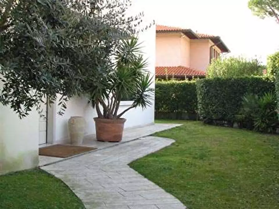 Immagine 3 di Villa in affitto  in Via A.Volta a Forte Dei Marmi